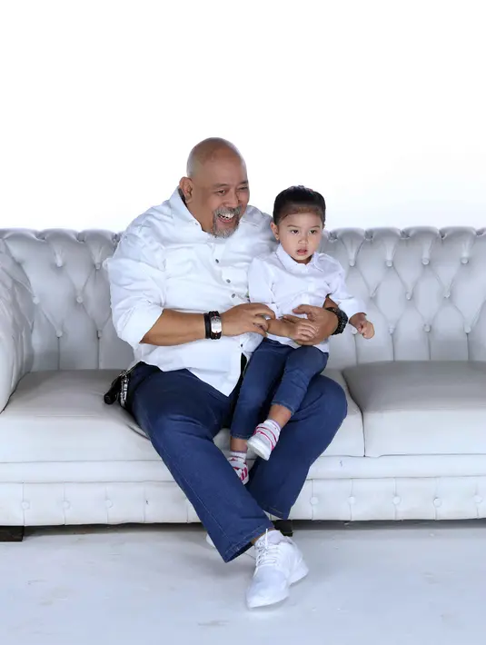 Indro mengatakan, ia dan cucu cukup sering bertemu meskipun dirinya sibuk. Paling tidak dua minggu sekali, atau yang lebih pastinya setiap satu bulan dalam sekali mereka bertemu. (Nurwahyunan/Bintang.com)