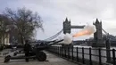 The Honorable Artillery Company menembakkan 62 tembakan penghormatan untuk menandai dimulainya Platinum Jubilee di Menara London, London, Inggris, 7 Februari 2022. Platinum Jubilee menandai 70 tahun kepemimpinan Ratu Elizabeth II. (AP Photo/Alastair Grant)