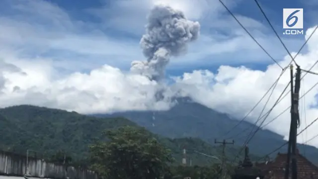 Tak lama setelah status darurat dicabut. Gunung Agung malah kembali erupsi dan muntahkan awan pekat abu vulkanik setinggi 2.500 kaki dari permukaan kawah.