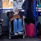 Reaksi lansia di kursi roda di bus menuju Przemysl setelah melintasi perbatasan Ukraina-Polandia di perbatasan Medyka, Polandia, 17 Maret 2022. Lebih dari tiga juta warga Ukraina telah melarikan diri melintasi perbatasan, kebanyakan perempuan dan anak-anak, menurut PBB. (Wojtek RADWANSKI/AFP)