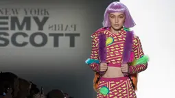 Model Gigi Hadid berjalan di atas catwalk membawakan koleksi Fall/Winter 2018 dari Jeremy Scott dalam New York Fashion Week, AS (8/2). Supermodel berusia 22 tahun ini tampil cantik dengan wig berwarna pink. (AP Photo/Mary Altaffer)