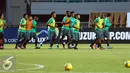 Pemain Timnas Indonesia berlari mengelilingi lapangan saat latihan jelang laga pertama semifinal Piala AFF 2016 di Stadion Pakansari, Bogor (2/12). Indonesia akan berlaga melawan Vietnam pada Sabtu (3/12). (Liputan6.com/Helmi Fithriansyah)
