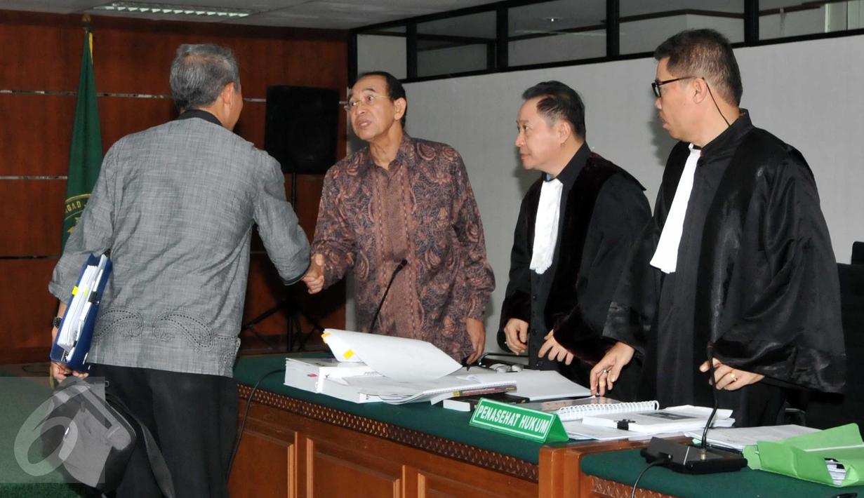Suryadharma Ali (kedua kiri) berjabat tangan dengan Anggito Abimanyu di Pengadilan Tipikor, Jakarta, Senin (26/10/2015).  Anggito menyatakan PPP merupakan partai yang paling banyak mendapat jatah kuota haji. (Liputan6.com/Helmi Afandi)
