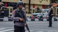 Polisi bersenjata berjaga di sekitar Mapolda Riau, Rabu (16/5). Terduga teroris masuk menyerang Mapolda Riau dengan mengendarai sebuah minibus. (WAHYUDI/AFP)