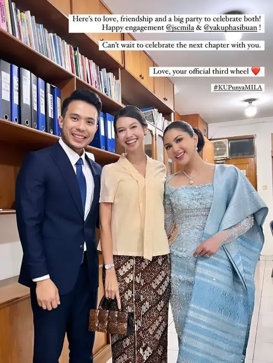 Kebaya tersebut dipadukan dengan bawahan songket yang matching, serta kain ulos yang disampirkan di bahu-nya. [Foto: IG/myrnamyura/yukikt].