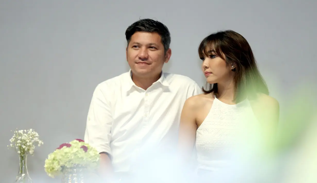 Merupakan hal yang wajar jika rasa bosan mendatangi mereka. Tak ambil pusing, sebagai suami Gading kerap memberikan waktu kepada Gisel untuk berkumpul bersama teman-temannya sebagai bentuk melepas penat. (Nurwahyunan/Bintang.com)