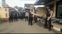 Petugas Polres Tasikmalaya melalukan penjagaan ketat bagi seluruh pengunjung yang datang setelah informasi penyerangan bom bunuh diri itu beredar. (Liputan6.com/Jayadi Supriadin)