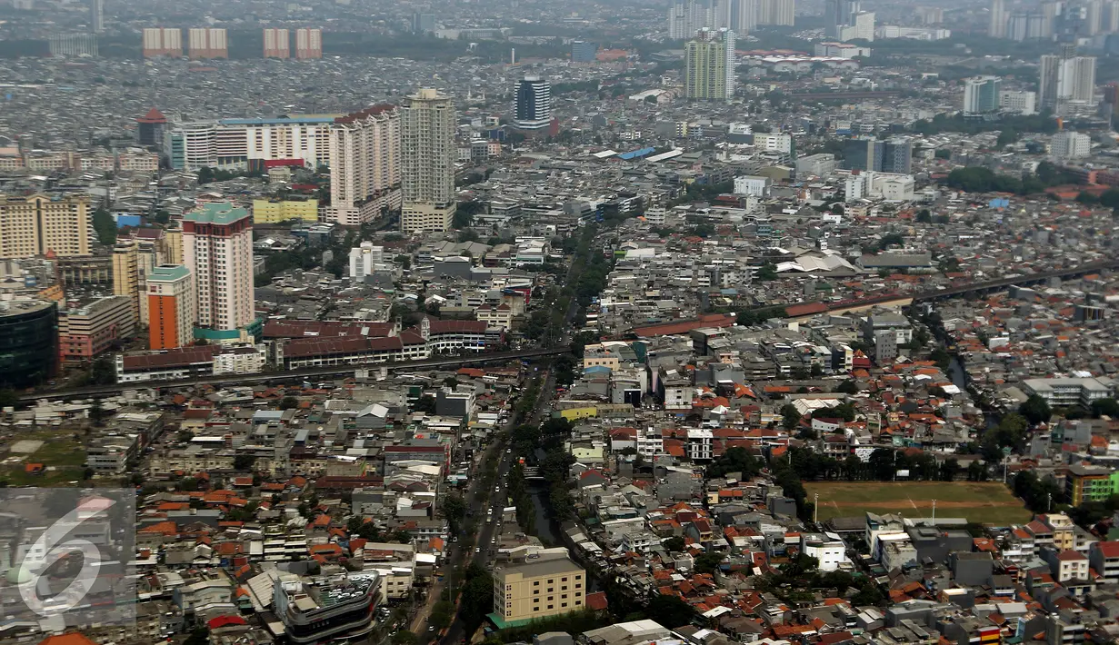 Bangunan dan gedung bertingkat menghiasi tata ruang yang minim akan ruang terbuka hijau (RTH) di Jakarta, Kamis (22/10/2015). Untuk menambah RTH diperlukan anggaran pembebasan lahan tahun ini mencapai Rp 2,234 triliun. (Liputan6.com/Fery Pradolo)
