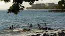 Sejumlah wisatawan sedang asik bermain di pantai Lahaina , Maui , Hawaii, Rabu (30/7/2015).  Mereka bermain dipantai sambil menikmati tenggelamnya matahari. (REUTERS/Marco Garcia)