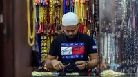 Seorang pedagang memajang tasbih untuk dijual selama bulan suci Ramadan di sebuah pasar di Kota Kuwait (25/5/2019). Negara ini berbatasan dengan Arab Saudi di sebelah selatan dan Irak di utara. (AFP Photo/Yasser Al-Zayyat)
