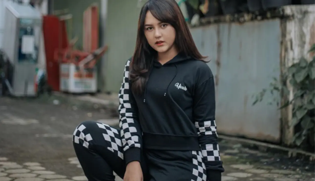 Aura kecantikan Happy Asmara kian terpancarkan saat ia mengenakan pakaian serba warna hitam. Pelantun lagu Tak Ikhlasno ini memang terlihat sangat cantik saat berpenampilan simpel memakai hoodie warna hitam. (Liputan6.com/IG/@happy_asmara77)