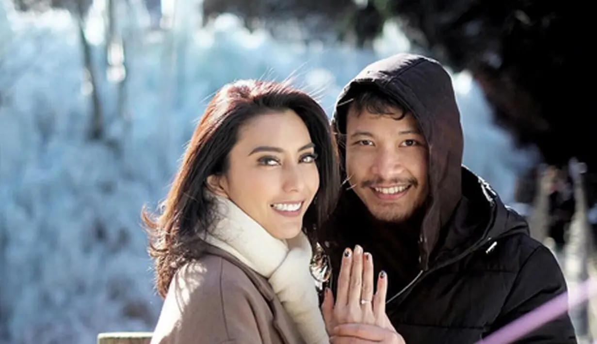 Serangkaian foto momen lamaran itu diunggah Tyas dengan menyertakan tulisan yang romantis. Di salah satu unggahannya, Tyas menuliskan bahwa kekasihnya telah menyematkan cincin di jemarinya.  (Instagram/tyasmirasih)