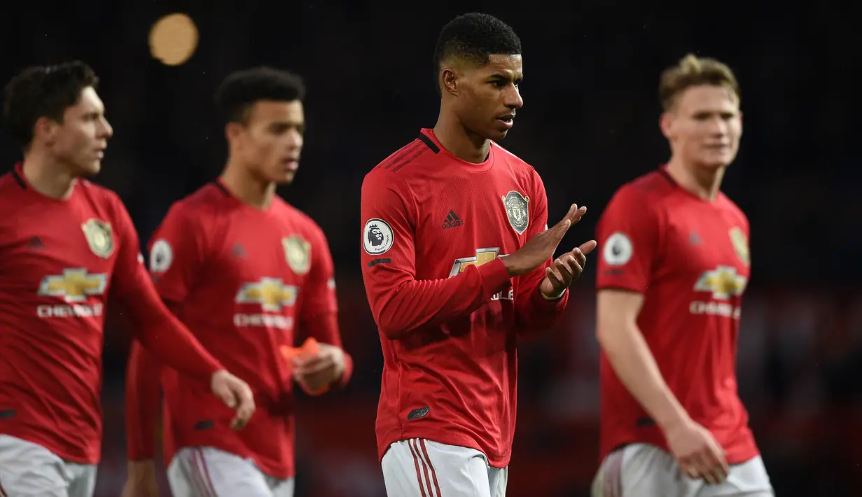 Para pemain Manchester United usai ditahan imbang Everton pada laga Premier League di Stadion Old Trafford, Manchester, Minggu (15/12). Kedua klub bermain imbang 1-1. (AFP/Oli Scarff)