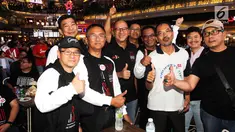 Wakil Ketua Tim Kampanye Nasional (TKN) Joko Widodo-Ma'ruf Amin, Rosan Roeslani (tengah) foto bersama dengan para bloger, relawan millenials pada nobar Debat Kedua Capres di Kemang Village, Jakarta, Minggu (17/2). (Liputan6.com/HO/Dodi)