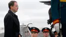 Menteri Kebudayaan Rusia Vladimir Medinsky tiba untuk menghadiri upacara peresmian patung Mikhail Kalashnikov di kota Moskow, Rusia (19/9). (AFP Photo/Maxim Zmeyev)