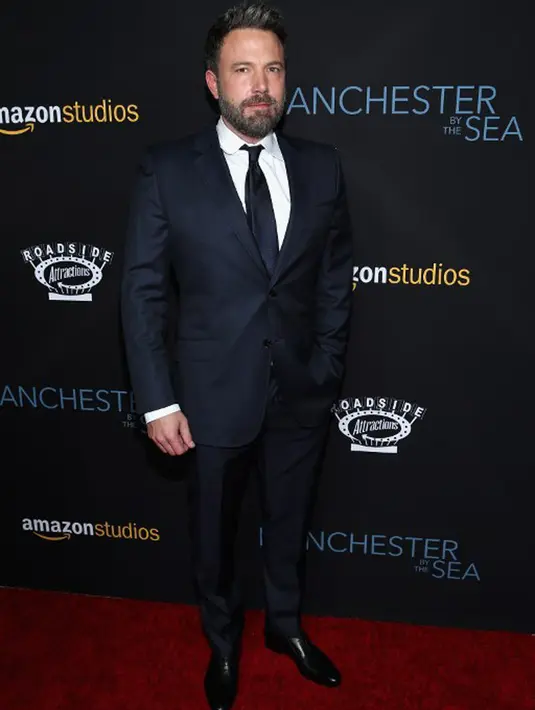 Emmy Awards 2017 ini menjadi malam yang membahagiakan bagi kekasih Ben Affleck. Saturday Night Live menang dalam kategori Outstanding Variety Sketch Series dan Lindsay Shookus pun turut ke atas panggung menerima piala. (AFP/Phillip Faraone)