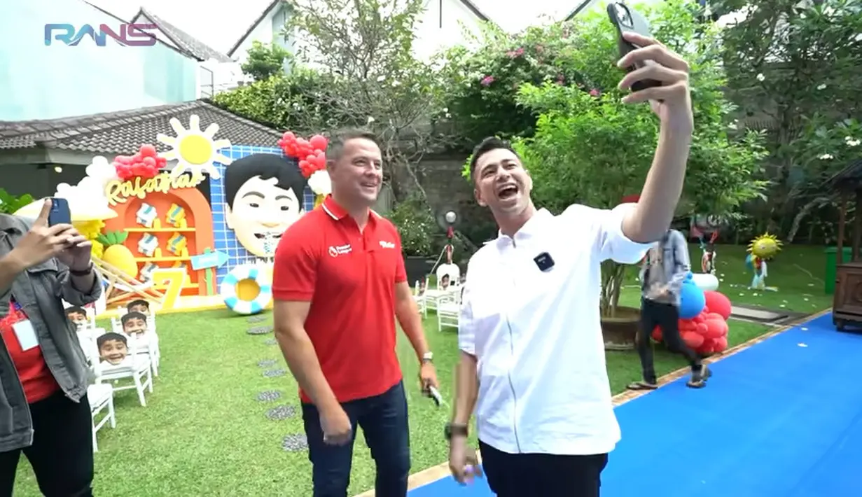 Michael Owen ke Ultah Rafathar (Youtube/Rans Entertainment)