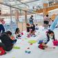 Keseruan anak-anak mengisi waktu libur sekolah dengan bermain di wahana permainan salju dan es di Summarecon Mall, Serpong, Tangerang. (Liputan6.com/Pramita Tristiawati)