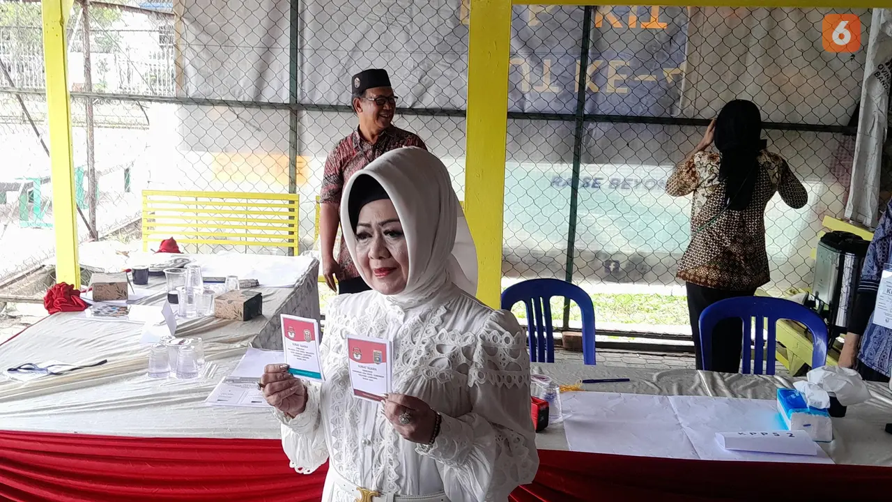 Calon Walikota Bandar Lampung nomor urut 01, Reihan saat menyoblos surat suara di TPS 13, Kecamatan Way Halim. Foto : (Liputan6.com/Ardi).