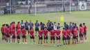 Sejumlah pemain Timnas Indonesia mengikuti sesi latihan di Lapangan A Gelora Bung Karno Senayan, Jakarta, Senin (9/10/2023). (Liputan6.com/Angga Yuniar)