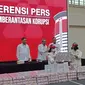 Komisi Pemberantasan Korupsi (KPK) memamerkan uang sitaan dalam kasus yang menjerat Gubernur nonaktif Papua Lukas Enembe, Senin (26/6/2023). Uang yang dipamerkan lembaga antirasuah sejumlah Rp81,9 miliar itu terdiri dari mata uang rupiah dan asing. (Foto: Fachrur Rozie/Liputan6.com)