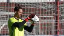 Kiper Kevin Trapp saat mengikuti sesi latihan  timnas Jerman jelang partai persahabatan dengan Perancis di Munich, Jerman, Rabu(11/11/2015) WIB. (REUTERS/Michael Dalder)