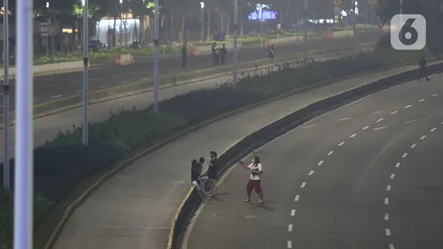 Suasana Malam Bebas Kerumunan di Jalan Utama Jakarta
