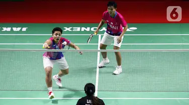 Pebulu tangkis ganda putri Indonesia, Apriyani Rahayu/Siti Fadia Silva Ramadhanti saat bertanding melawan Vivian Hoo/Lim Chiew Sien (Malaysia) pada babak 16 besar Indonesia Masters 2022 di Istora Senayan, Jakarta, Kamis (9/6/2022). Apriyani/Siti Fadia unggul dan melaju ke babak berikutnya. (Liputan6.com/Helmi Fithriansyah)