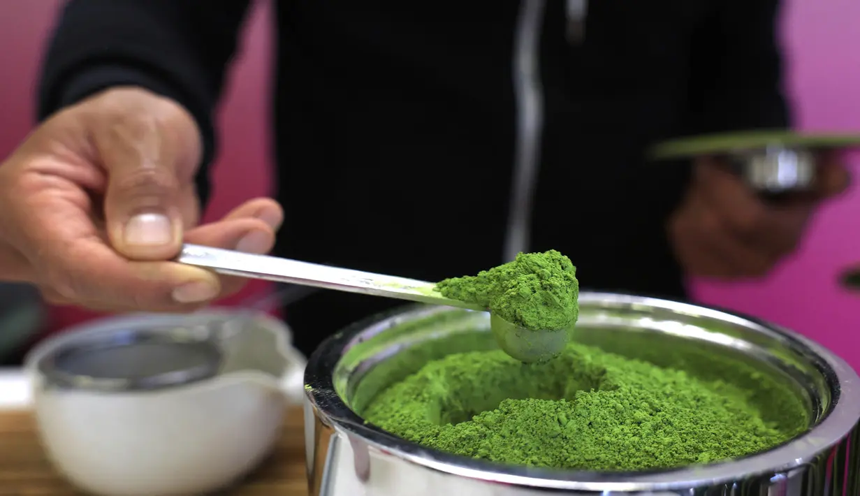 Lonjakan popularitas matcha baru-baru ini yang diikuti meningkatnya permintaan berimbas pada kelangkaan matcha di pasar global. (Justin Sullivan/Getty Images North America/Getty Images via AFP)
