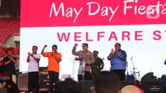 Kapolri Jenderal Pol Listyo Sigit Prabowo saat menyapa para buruh dalam perayaan puncak Hari Buruh Indonesia bertajuk May Day Fiesta di Stadion Utama Gelora Bung Karno (GBK) Senayan, Jakarta, Sabtu (14/5/2022). Pada kesempatan itu, Kapolri juga mengucapkan selamat ulang tahun bagi seluruh buruh di Tanah Air, bertepatan dengan Hari Buruh Internasional pada 1 Mei 2022. (Liputan6.com/Angga Yuniar)