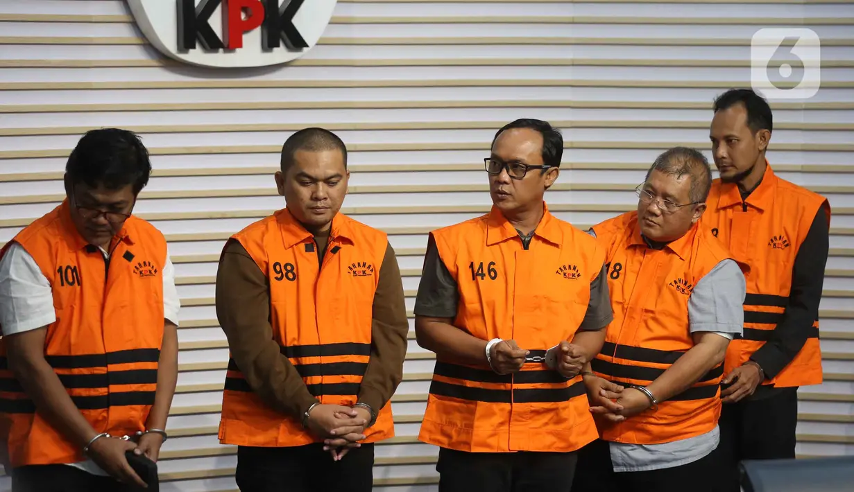 Ardito dan 4 orang lainnya ditahan untuk 20 hari pertama sejak tanggal 10-29 Desember 2025 di Rumah Tahanan Negara (Rutan) Cabang Gedung Merah Putih KPK dan Gedung C1 KPK. Tampak dalam foto, Bupati Lampung Tengah, Ardito Wijaya (tengah belakang) saat dihadirkan pada rilis penetapan status tersangka sekaligus penahanan di Gedung Merah Putih Komisi Pemberantasan Korupsi (KPK), Jakarta, Kamis (11/12/2025). (Liputan6.com/Helmi Fithriansyah)
