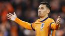 Pemain Belanda, Tijjani Reijnders, melakukan selebrasi setelah mencetak gol ke gawang Skotlandia pada laga persahabatan di Johan Cruijff Arena, Sabtu (23/3/2024). Tijjani Reijnders memiliki darah Maluku dari ibunya yang bernama Angelina Lekatompessy. (AFP/Maurice Van Steen)