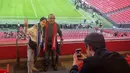 <p>Seorang fans dari Athletic Bilbao (kanan) dan fans dari Real Socieadad berfoto bersama dari tribune saat menunggu laga lanjutan Liga Spanyol 2023/2024 antara Athletic Bilbao dan Real Sociedad di Stadion San Mames, Bilbao, Spanyol, 13 Januari 2024. (Bola.com/Yus Mei Sawitri)</p>