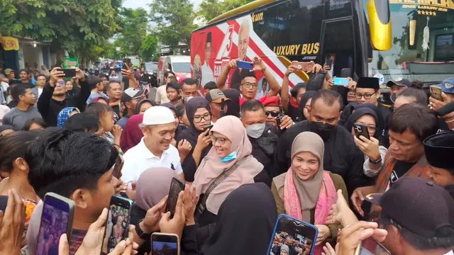 Istri calon presiden (capres) Ganjar Pranowo, Siti Atikoh Supriyanti, disambut meriah ratusan warga di Gang Tegal, RW XI, Kutoarjo ketika dalam perjalanan dari Purworejo menuju Banyumas, Jawa Tengah, Kamis (28/12/2023). (Liputan6.com/Delvira Hutabarat)