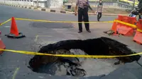 Jalan di Depan Karet Bivak Tiba-tiba Ambles Seluas 2 Meter