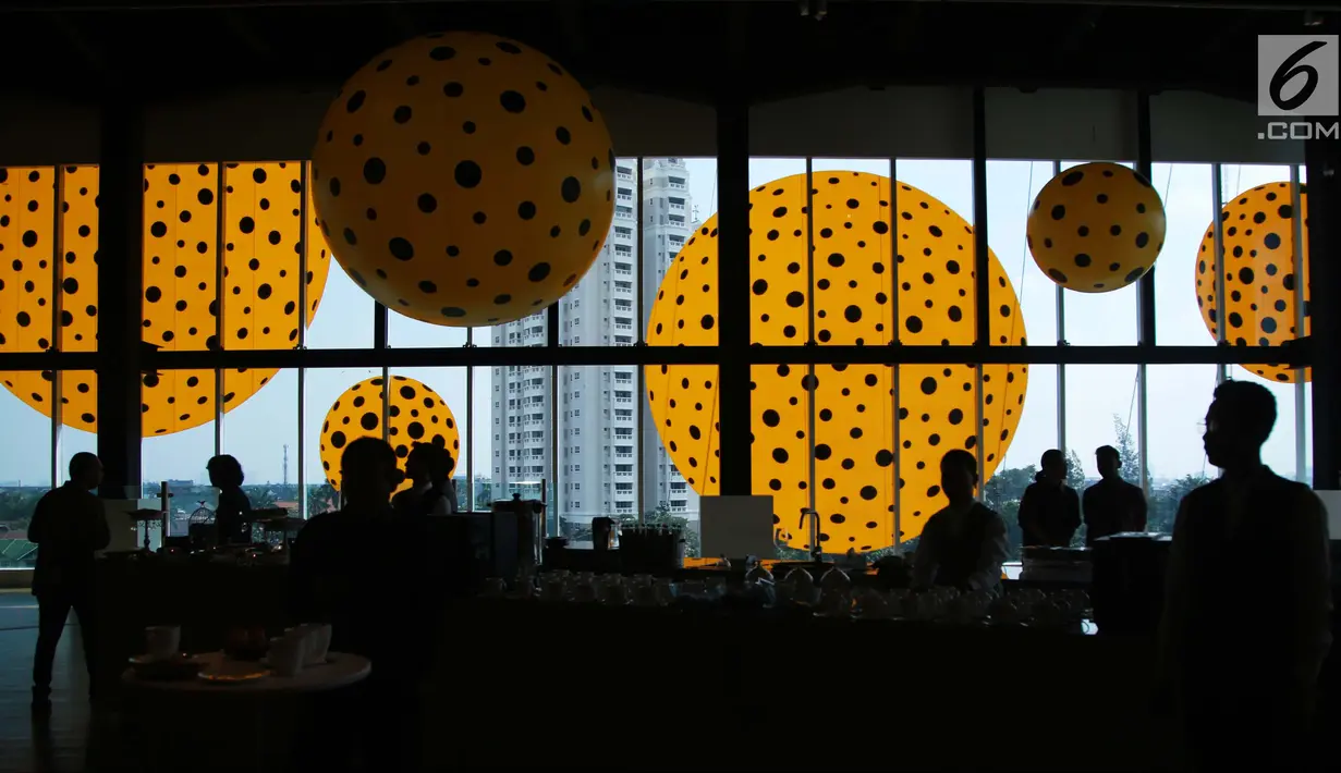 Suasana pameran bertajuk "Seni Berubah, Dunia Berubah, Menjelajah Koleksi Museum of Modern and Contemporary Art in Nusantara" karya Yayoi Kusama di Museum Macan, Jakarta, Senin (7/5). (Liputan6.com/Gempur M Surya)