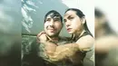 Aryani Fitriana bergaya sambil merangkul Donny Michael di kolam renang. (instagram.com/donnymichael/aryanifitriana24)