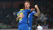Striker Persib Bandung, Kevin van Kippersluis, merayakan gol yang dicetaknya ke gawang Persebaya Surabaya pada laga Liga 1 Indonesia di Stadion I Wayan Dipta, Bali, Jumat (18/10). Persib menang 4-1 atas Persebaya. (Bola.com/Aditya Wany)
