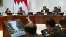 Presiden Joko Widodo didampingi Wakil Presiden Jusuf Kalla (kanan) memimpin rapat terbatas (ratas) di Kantor Presiden, Jakarta, Rabu (11/9/2019). Ratas bertema 'Perbaikan Ekosistem Investasi' ini dilakukan Jokowi beserta para menteri guna merumuskan kebijakan konkret. (Liputan6.com/Angga Yuniar)