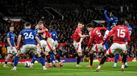 Pemain Manchester United, Harry Maguire mencetak gol melalui sundulan ke gawang Ipswich Town dalam laga lanjutan Liga Inggris 2024/2025 di Old Trafford, Manchester, Inggris, Kamis (27/02/2025). (AFP/Oli Scarff)