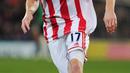 6. Ryan Shawcross - Penampilan buruk Stoke City selama satu musim ini akan mendapatkan imbasnya. Bek andalan mereka Shawcross yang menekan kontrak hingga 2021 juga akan segera hengkang ke klub yang lebih baik. (AFP/Carl Court)
