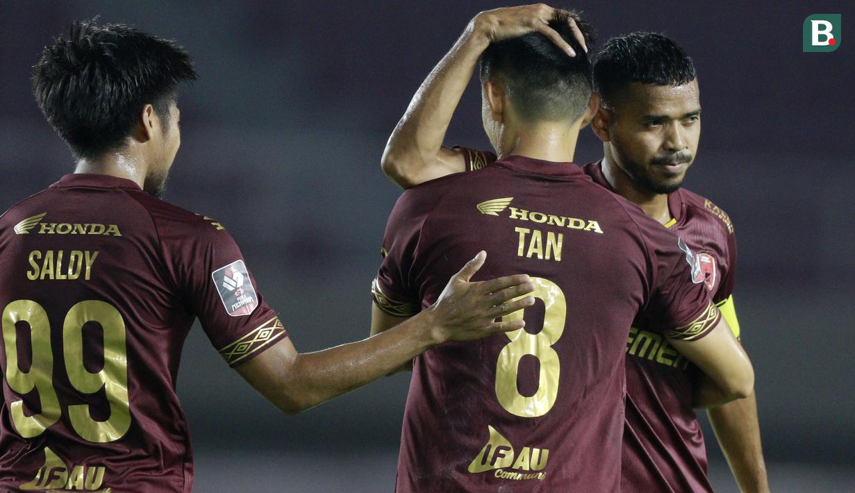 PSM akhirnya berhasil menyamakan kedudukan memasuki menit ke-59. Itu tercipta lewat sepakan bebas yang dilepas oleh Sutanto Tan. Tendangan kerasnya gagal dibendung oleh Miswar Saputra dan menggetarkan jala gawangnya. (Bola.com/M Iqbal Ichsan)