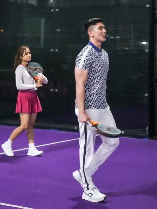Selain golf, keduanya juga olahraga padel. Tampak mereka pun bermain sebagai pasangan. Dan masih mengenakan pakaian olahraga yang sama. [@mybramastavrl]