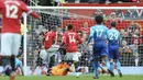 Proses terjadinya gol oleh gelandang Manchester United, Paul Pogba, ke gawang Arsenal pada laga Premier League di Stadion Old Trafford, Senin (30/4/2018). Manchester United menang 2-1 atas Arsenal. (AP/Rui Vieira)