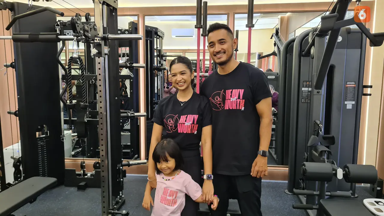 Salsabila Avinandita Karsawinata, Co-Founder Salsalivefit Gym, bersama Artyo Wicaksono, Founder Salsalivefit Gym dalam Acara Grand Opening Salsalivefit Gym, Minggu (26/10/2025) pagi, Jakarta Selatan.