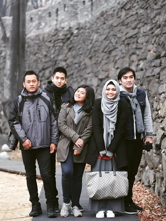 Beberapa foto intim mengenai kedekatan mantan pasangan Rina Nose dan Ridwan Feberani Anwar, seorang produser televisi terlihat saat kedua dan timnya sedang mengerjakan satu proyek di Korea Selatan. (Instagram/rinanose16)