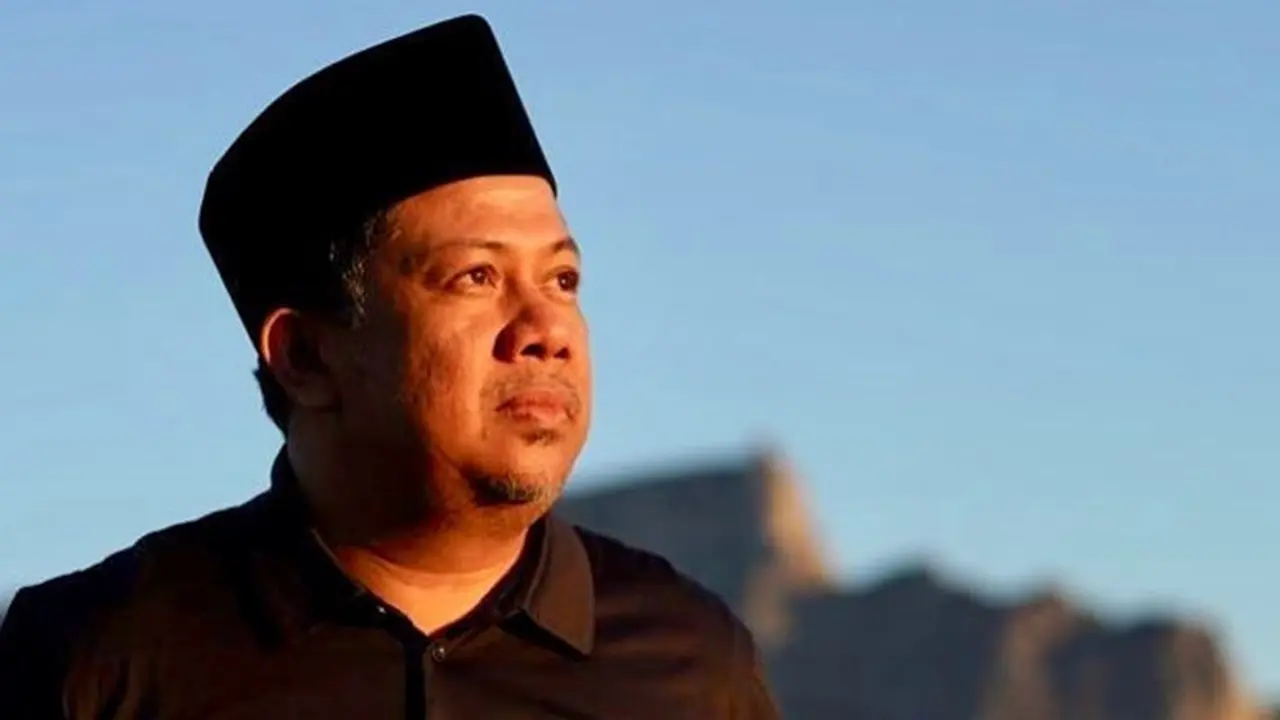 6 Potret Kegiatan Fahri Hamzah Usai Tak Lagi di DPR, Potong Kayu dan Panen Singkong