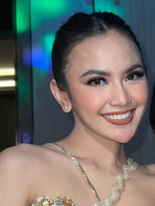 Mahalini pun tampil dengan riasan wajah bernuansa kecoklatan. Dengan blush on pink dan lipstik matte coklat. Dan riasan mata dengan bulu mata panjang dan eyeshadow coklat shimmer. [@vinaavaniaa]