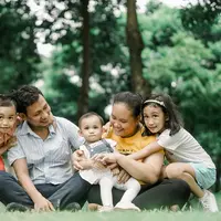 Ilustrasi keluarga, orang tua dan anak-anaknya. (Foto oleh Migs Reyes: https://www.pexels.com/id-id/foto/foto-keluarga-bahagia-4205505/)