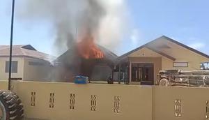 Kantor Polsek Muara Batang Gadis dibakar warga pada Sabtu (20/12/2025).